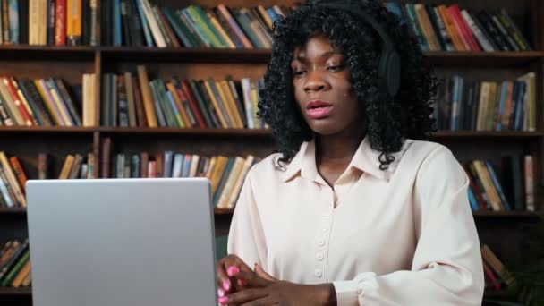 Mulher afro-americana participa de conferência online — Vídeo de Stock