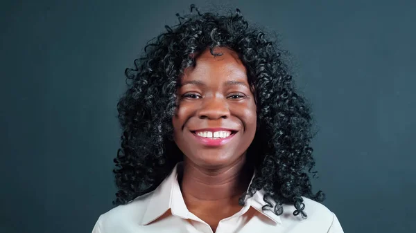 Pozytywna Afroamerykanka obraca się i uśmiecha na czarno — Zdjęcie stockowe