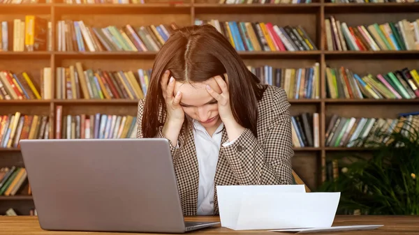 Geschäftsfrau tippt auf grauem Laptop auf Bankbrief — Stockfoto