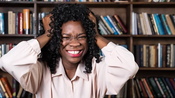 Zestresowana afro-amerykańska bizneswoman podnosi rękę w rozpaczy — Zdjęcie stockowe