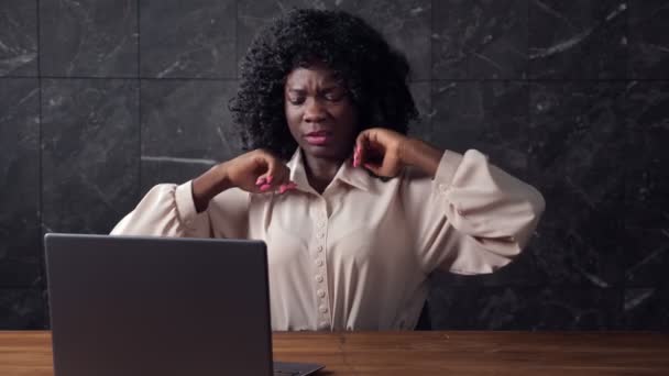 Bored Afro-american secretary with curly hair stretches back — Stock Video