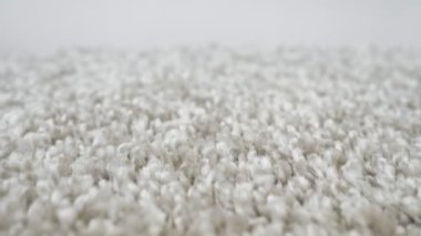 Tüylü gümüş halı kamera hareketinin yakın çekimi