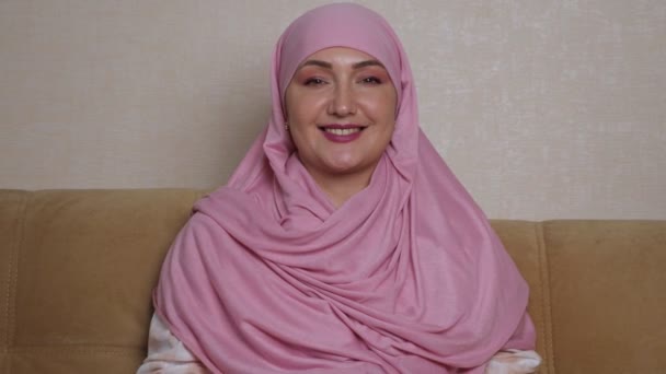 Giovane donna musulmana in velo rosa guardando la tv — Video Stock