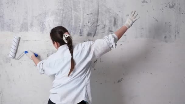 Ispirato designer danza pittura parete con rullo — Video Stock