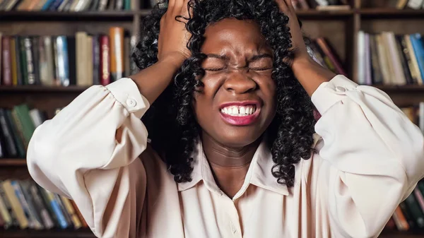 Stressed Afro-american businesswoman raises hands in despair — Stock Photo, Image