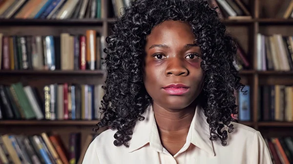 Portret Afroamerykanki z siniakami. Koncepcja przemocy domowej — Zdjęcie stockowe