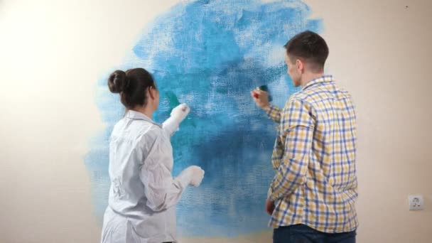 Couple romantique amoureux dessine la peinture en bleu et turquoise — Video