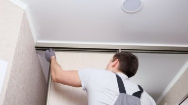 Çalışan çekleri modern gardırobun sürgülü kapısı aynalı.