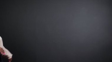 Bluz giymiş, kaz yürüyüşü yapan, keyifli zenci kadın.