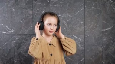 Siyah kulaklıklı genç bayan müzik dinliyor.