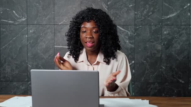 Donna d'affari nera arrabbiata con grida di capelli ricci ai lavoratori — Video Stock