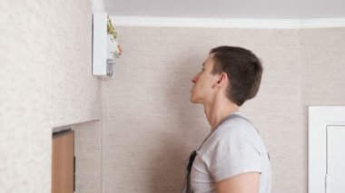 Elektrikçi odayı onarmak için santraldeki kollara basıyor