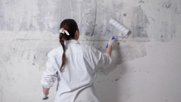 Profissional senhora pintor cores novo apartamento parede — Vídeo de Stock