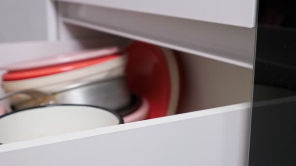 Закриття ящика кухонного шафи повно різних посуду — стокове відео