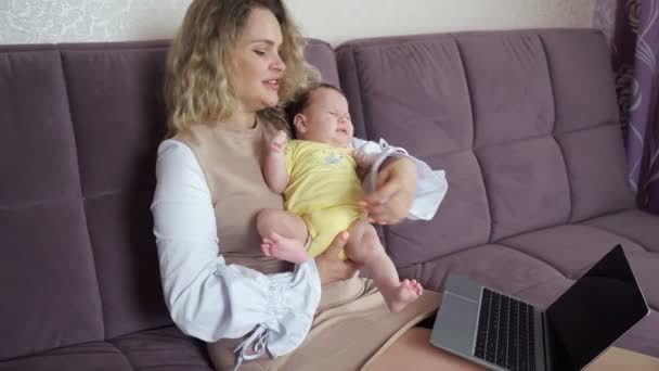 Ustaraná mladá matka houpačky v náručí líbání dítě dcera — Stock video
