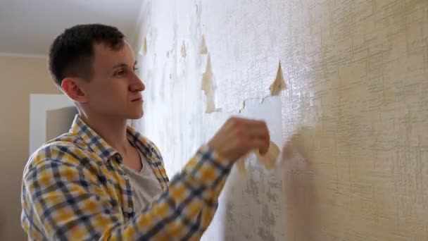 感情的な男でシャツ涙古い壁紙に作品 — ストック動画