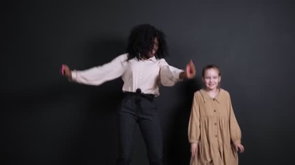 Vtipné černošky taneční žena učitel skáče s mladou dámou — Stock video