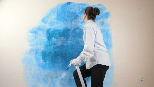 Professionell designer i skjorta målar ny lägenhet vägg — Stockvideo
