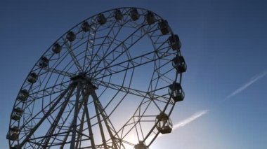 Büyük işletmeli metal dönme dolap yerel parkta dönüyor.