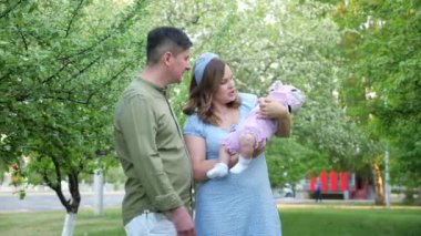 Sarışın ve uzun saçlı anne, küçük kızını sakinleştiriyor.