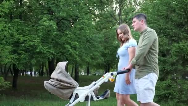 惊喜交集的夫妻带着婴儿车四处游荡 — 图库视频影像
