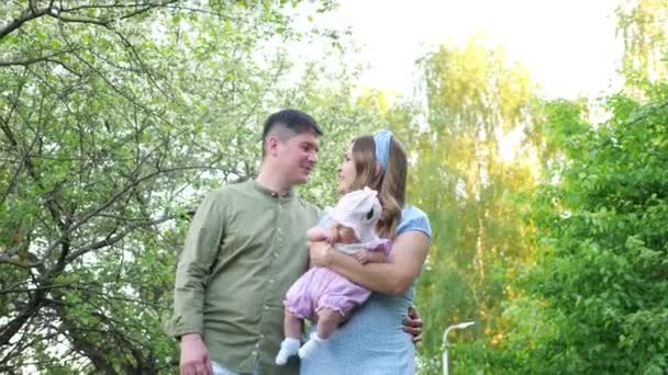 Radosny mąż rodziny i żona wędruje z córeczką — Wideo stockowe