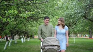 Şaşırmış genç bir aile babası ve bayan parkta gri bir at arabası sürüyorlar.