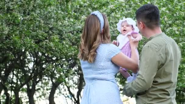 Glädjande mamma kastar barn dotter och leker med barn — Stockvideo