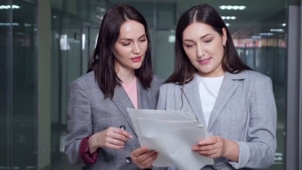 Jonge vrouwelijke ondernemers in jassen bespreken nieuw project — Stockvideo