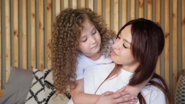 Lachende moeder en kleuter dochter knuffel poseren in kamer — Stockvideo