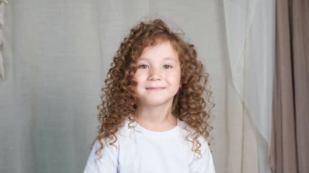 Σγουρά κοκκινωπά καστανά μαλλιά προσχολικής ηλικίας κορίτσι σε πουκάμισο χαμόγελα — Αρχείο Βίντεο