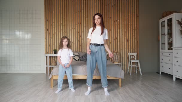 Bruneta mama invata fiica nou dans mutări în cameră — Videoclip de stoc