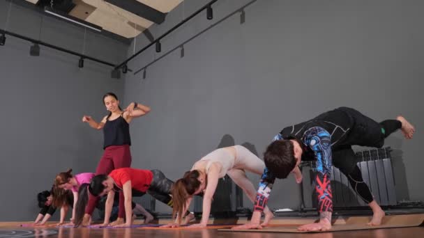 Lezione di yoga di gruppo con un istruttore — Video Stock