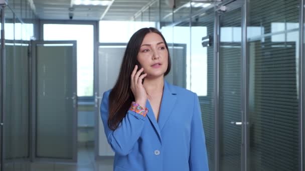 Üzletasszony kék klasszikus kabát beszél okostelefon — Stock videók