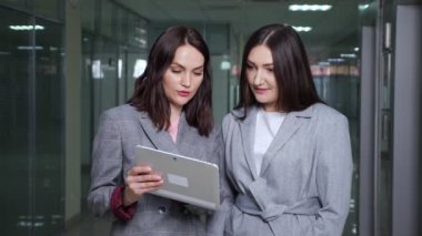 Şirket müdürü esmer kadın yöneticiye rapor veriyor.