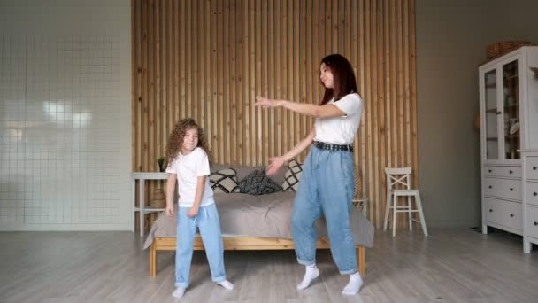 Mother and preschooler daughter perform dancing moves — Stock Video