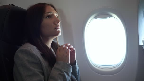 Jeune femme a très peur de voler dans un avion — Video