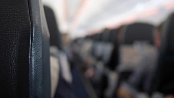 Innenraum im Flugzeug mit Passagieren — Stockvideo