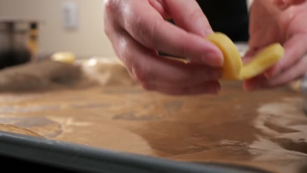 Крупним планом жіночі руки розкладають форму тіста на випічці — стокове відео