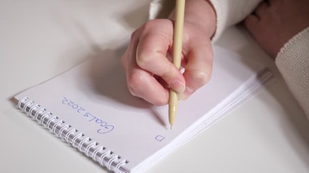 用笔在纸上对2022年女性手写体目标的密切合作 — 图库视频影像