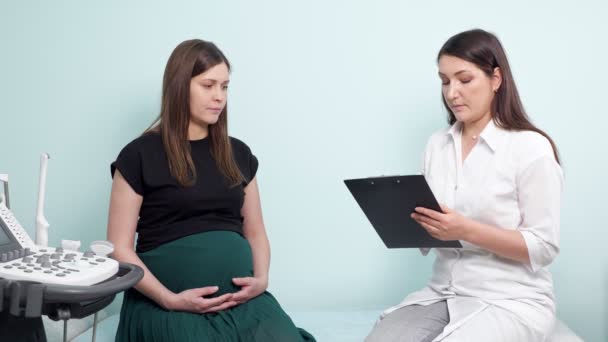 Mulher grávida responde perguntas de médico na consulta — Vídeo de Stock