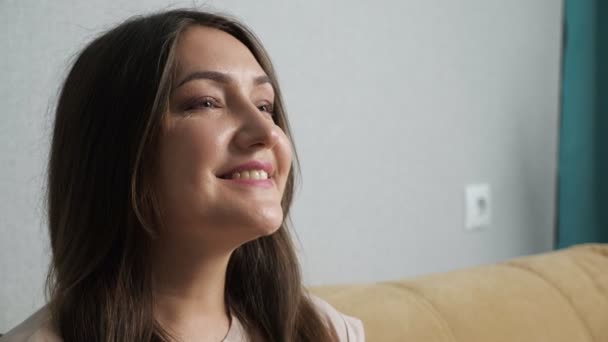 Šťastná žena těší vítr z ventilátoru — Stock video