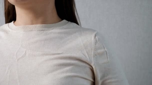 Våta armhålor av en okänd kvinna. Stresskoncept, hormonella störningar — Stockvideo