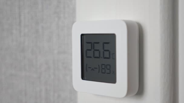Elektronisches Thermometer für Innenräume zeigt Temperatur und Luftfeuchtigkeit an — Stockvideo