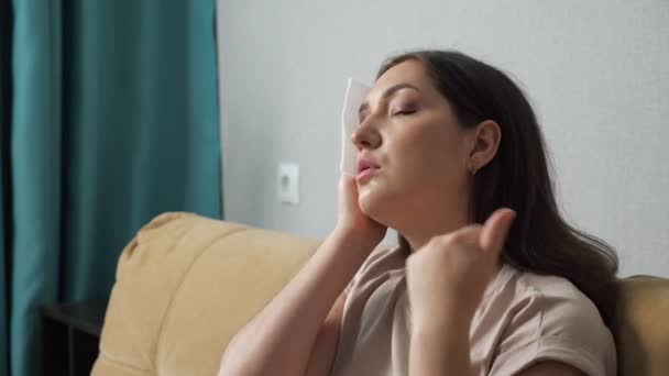 Morena mulher sofrendo com o calor, limpando-se com um guardanapo de papel — Vídeo de Stock