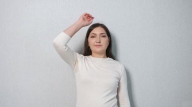 Koltuk altında ter sorunu olan genç bir kadın. Konsept kötü kokuyor. Hiperhidroz