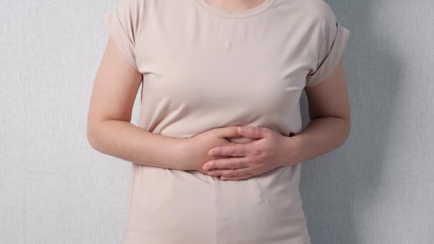 Nerozpoznatelná žena drží břicho pocit silné bolesti — Stock video