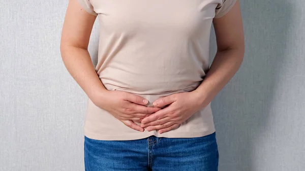 Mujer irreconocible sosteniendo el estómago en caso de dolor intenso — Foto de Stock