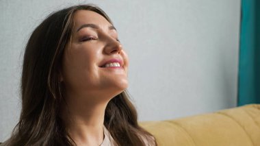 Rüzgarın tadını çıkaran mutlu kadın.