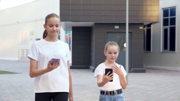 Accro aux smartphones jeunes adolescents regardent dans les gadgets — Video